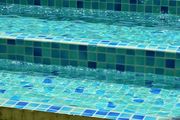 Oberfläche Des Blauen Swimmingpools Mit Treppe Süßwasser Hintergrund — Stockfoto