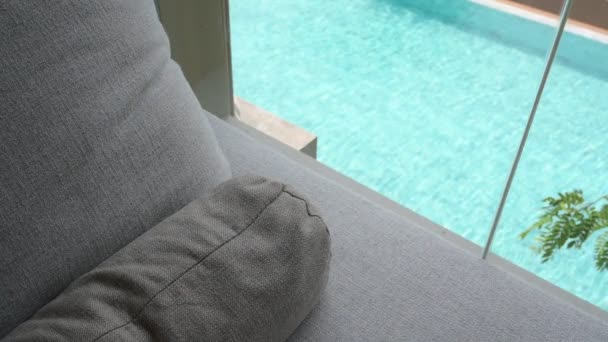 灰色の枕がベッドに置かれスイミングプールの景色とゆっくりとした動きの波 — ストック動画