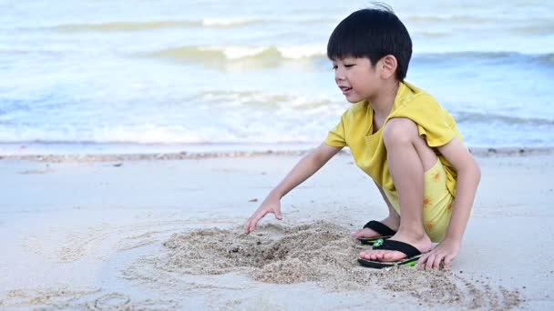 Прекрасный Мальчик Играет Пишет Песке Пляже Сцена Замедленного Действия — стоковое видео