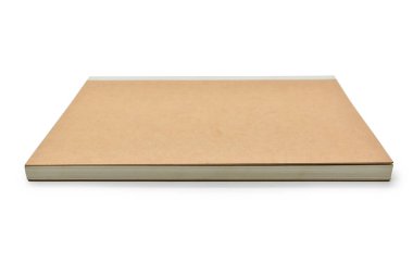 Kahverengi kağıt kapak defteri beyaz arkaplanda izole edilmiş, ofis için kırtasiye malzemesi