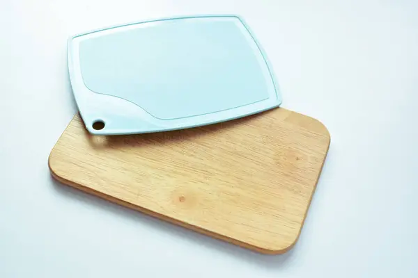 青と茶色の木製のまな板は白い背景に隔離されキッチンで調理するための設備 — ストック写真