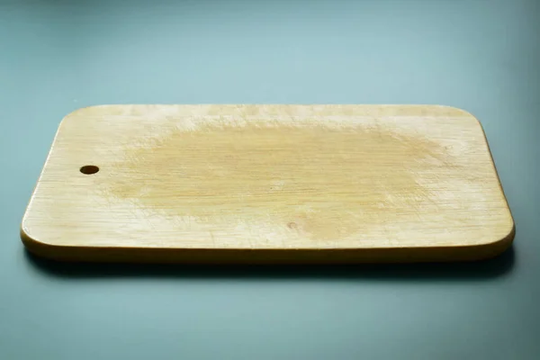 Braunes Holzschneidebrett Auf Grünem Hintergrund Kochutensilien Der Küche — Stockfoto