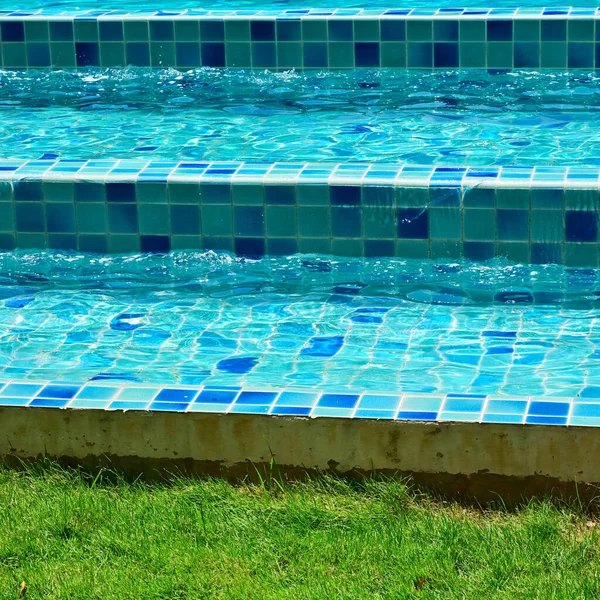 Merdivenli Mavi Yüzme Havuzu Temiz Arka Planı — Stok fotoğraf