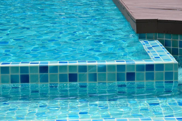 Kahverengi Ahşap Balkonlu Mavi Yüzme Havuzu Ferah Arka Planı Stok Fotoğraf