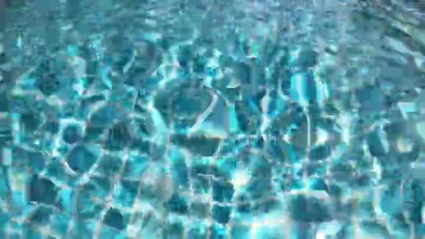 跳入水中在蓝色的游泳池 美丽的游泳池纹理背景 慢镜头 — 图库视频影像