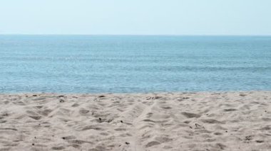 Kum plajındaki deniz manzarasının güzel manzarası