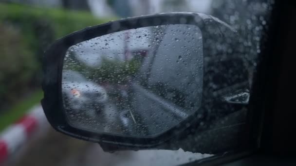 Zbliżenie Boczne Rzadkie Lusterko Jazdy Samochodem Drodze Godzinach Wieczornych Deszczowy — Wideo stockowe