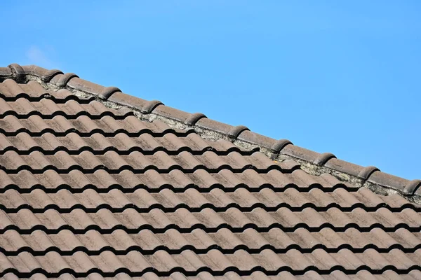 Graue Dachziegel Des Hauses Auf Blauem Himmel Und Weißem Wolkenhintergrund — Stockfoto