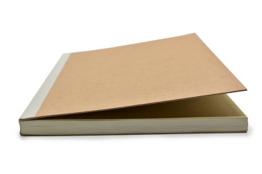 Kahverengi kağıt kapak defteri beyaz arkaplanda izole edilmiş, ofis için kırtasiye malzemesi