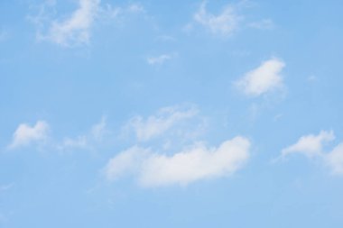 Güzel mavi gökyüzü ve beyaz kabarık bulut Sabah güneş doğuyor, doğal arkaplan