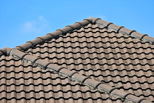 青い空と白い雲の背景の家の灰色の屋根のタイル — ストック写真