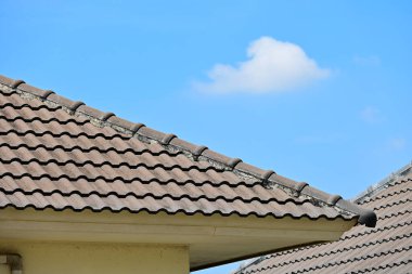 Mavi gökyüzündeki evin gri çatısı ve beyaz bulut arkaplanı
