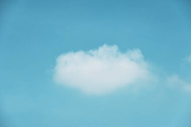 Güzel mavi gökyüzü ve beyaz tüylü tek bulut. Sabah güneş doğuyor, doğal arkaplan.