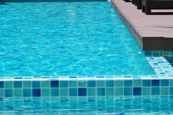 Kahverengi Ahşap Balkonlu Mavi Yüzme Havuzu Ferah Arka Planı — Stok fotoğraf