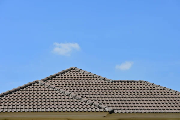 蓝天白云背景房屋的灰色屋顶瓦 — 图库照片