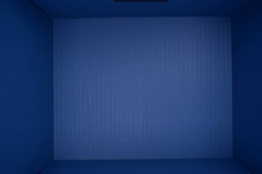 Mavi karton kutunun arka planında, tasarım için karton desen