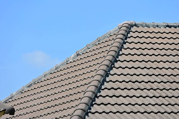 Graue Dachziegel Des Hauses Auf Blauem Himmel Und Weißem Wolkenhintergrund — Stockfoto