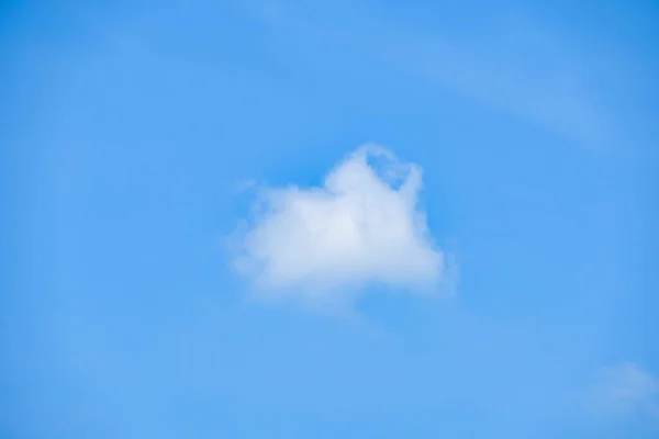 Hermoso Cielo Azul Blanco Esponjoso Sola Nube Con Salida Del — Foto de Stock