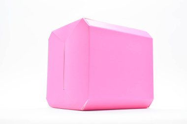 beyaz arkaplanda pembe karton kutu, tasarım paketi