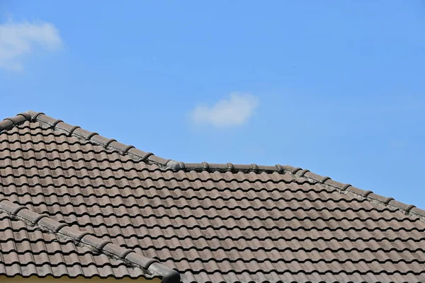Szary Dach Dachówka Domu Błękitne Niebo Biały Chmura Tło — Zdjęcie stockowe