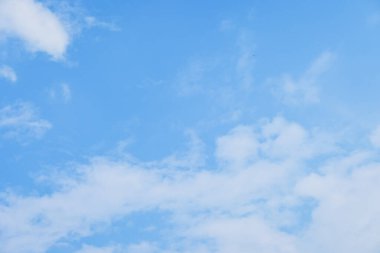 Güzel mavi gökyüzü ve beyaz kabarık bulut Sabah güneş doğuyor, doğal arkaplan
