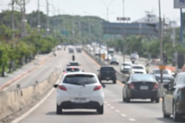 Karayolu trafiği asfaltta güvenlik bariyeri, bulanık görüntü