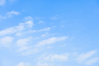 güzel mavi gökyüzü ve beyaz kabarık bulutlar sabah güneş doğarken, doğal arka plan