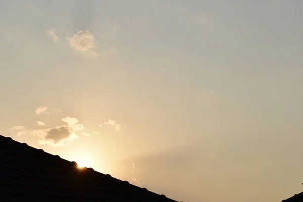 Close Roof House Στον Ουρανό Ανατολή Και Σύννεφο Πρωί Ηλιοβασίλεμα — Φωτογραφία Αρχείου
