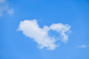 güzel mavi gökyüzü ve beyaz kabarık bulutlar sabah güneş doğarken, doğal arka plan