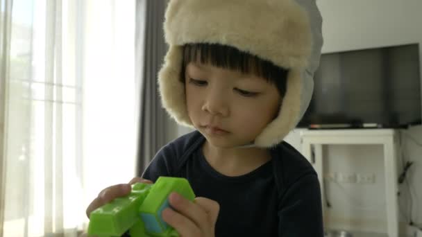 Kleiner Junge Mit Hut Spielt Knetmasse Und Bausatz Zeitlupenszene — Stockvideo