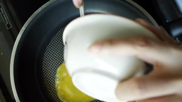 Äggröra Omelett Matlagning Frukost Med Svart Pan Slowmotion Stekta Ägg — Stockvideo