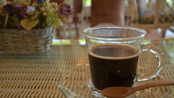 Een Glas Warme Koffie Geweven Houten Tafel Met Bloemenmand Café — Stockvideo