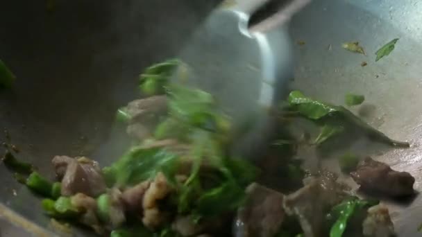 Cerrar Cocinar Revuelva Cerdo Frito Con Hojas Albahaca Tailandesa Chiles — Vídeo de stock