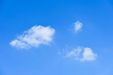 güzel mavi gökyüzü ve beyaz kabarık bulutlar sabah güneş doğarken, doğal arka plan