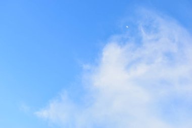 güzel mavi gökyüzü ve beyaz kabarık bulutlar sabah güneş doğarken, doğal arka plan