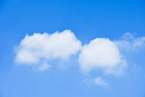 朝日が昇る美しい青空と白いふわふわの雲のグループ自然背景 — ストック写真