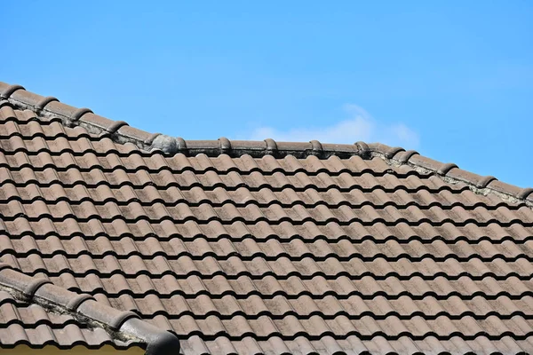 青い空と白い雲の背景の家の灰色の屋根のタイル — ストック写真