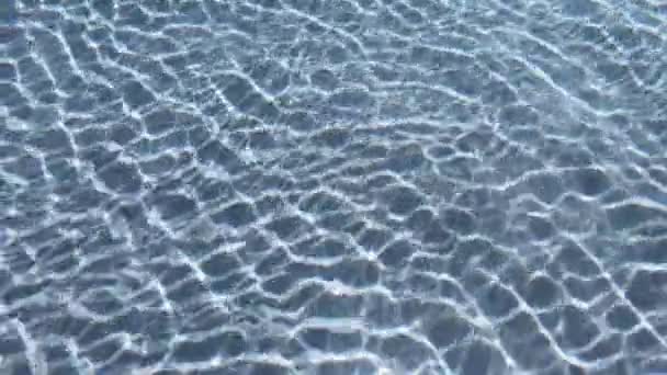 Yüzme Havuzundaki Şeffaf Mavi Suyun Yüzeyindeki Dalgalanma Hareket Sahnesini Kapatır — Stok video