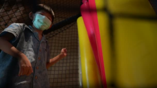 Niño Con Máscara Disfruta Del Patio Recreo Hotel Está Boxeando — Vídeos de Stock
