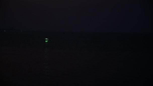Bateau Pêche Avec Feu Vert Dans Nuit Fond Naturel Mer — Video