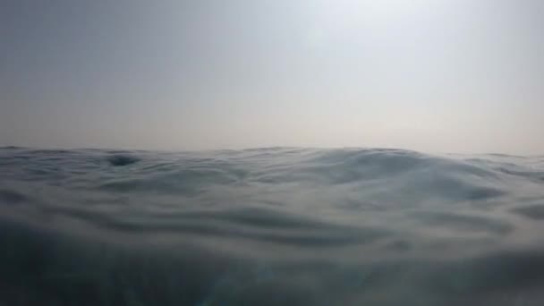 Oberfläche Transparenten Blauen Wassers Schwimmbad Mit Sonnenschein Bewegungsszene — Stockvideo