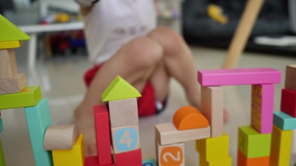 Маленький Мальчик Построить Город Многих Красочных Деревянных Блоков Творческая Игрушка — стоковое видео
