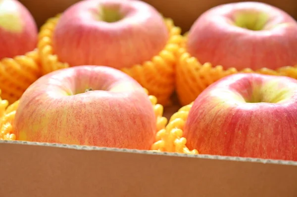 Όμορφο Ροζ Μήλο Κίτρινο Περιτύλιγμα Φούσκα Υγιή Φρούτα Στο Κουτί — Φωτογραφία Αρχείου