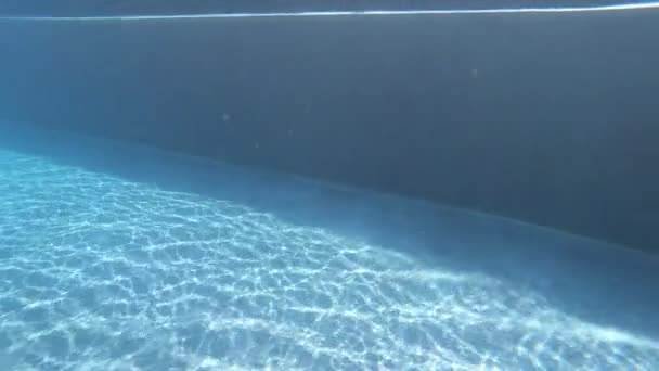 Oppervlak Van Transparant Blauw Water Zwembad Met Zonneschijn Bewegingsscène — Stockvideo