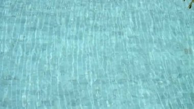 Su dalgası mavi yüzme havuzunda yavaş çekim, güzel havuz dokusu arka planda