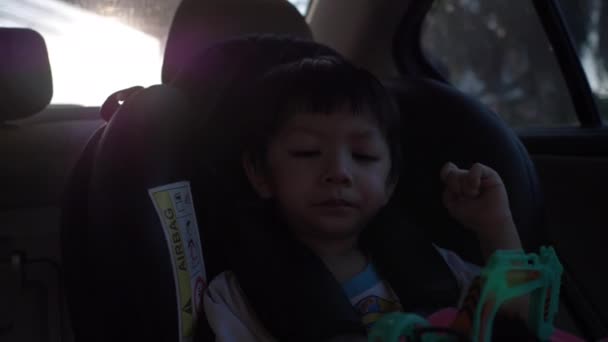 Pequeño Bebé Sentado Asiento Seguridad Del Coche Mirando Por Ventana — Vídeos de Stock