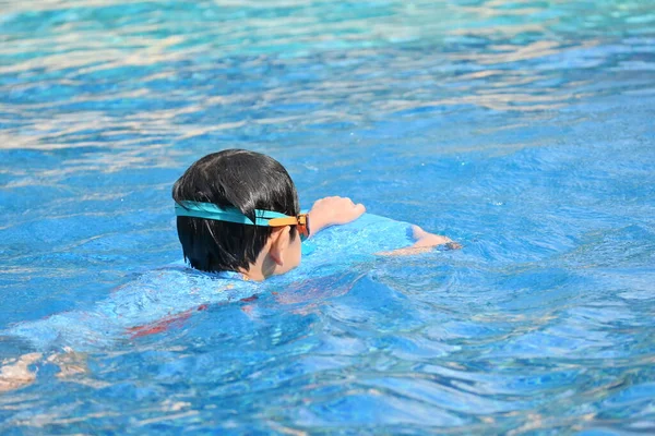 Ευτυχισμένο Αγόρι Κολύμπι Στην Μπλε Πισίνα Αθλητικές Δραστηριότητες Αναψυχής — Φωτογραφία Αρχείου
