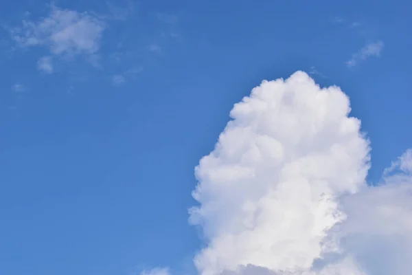 Belo Céu Azul Branco Grupo Fofo Nuvens Com Nascer Sol — Fotografia de Stock
