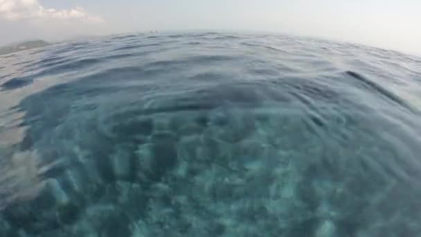 Oppervlak Van Transparant Blauw Water Het Zwembad Met Blauwe Lucht — Stockvideo