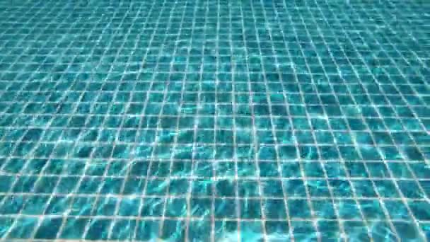Yüzme Havuzunda Şeffaf Mavi Suyun Altına Dalmak Hareket Sahnesini Kapatmak — Stok video